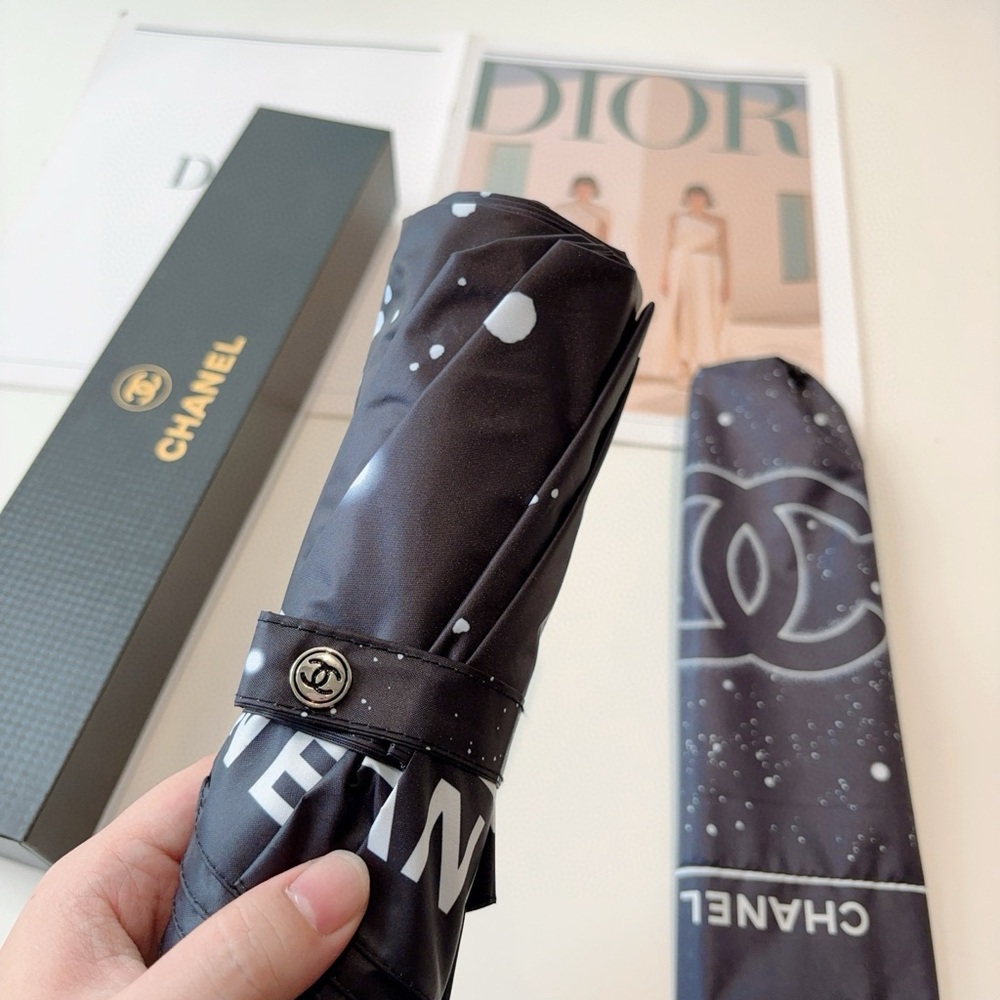 CHANEL Elegant Black Umbrella with Iconic Logo - Picture 4 of 9